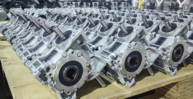 11月正忙，艾思捷雙軸輸入蝸輪減速機(jī)SJMRV050-30-AB發(fā)貨 (2).jpg